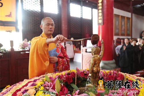 法华寺住持印可法师浴佛