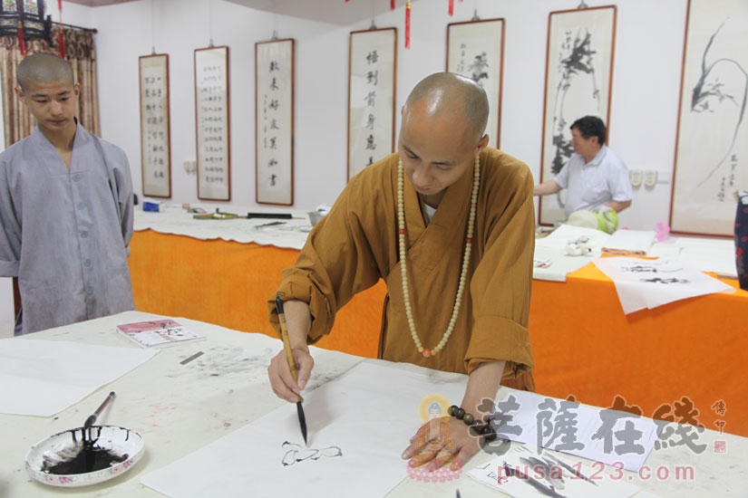 玉山镇实相寺住持法印法师挥毫泼墨(图片来源:菩萨在线 摄影:妙诗)
