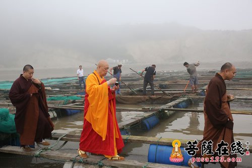 普陀山佛教协会会长,普济禅寺方丈道慈大和尚带领普济禅寺僧众在登步