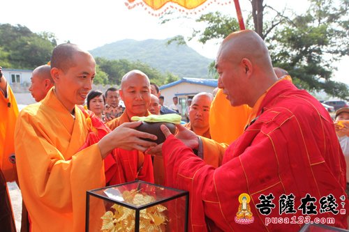 北京龙泉寺监院禅兴法师授钵(图片来源:菩萨在线 摄影:妙善)