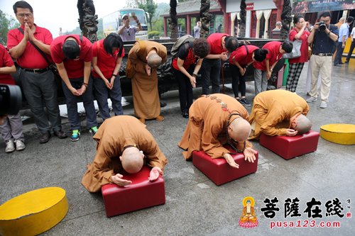 加拿大佛教会朝圣团参访九华山 高十米地藏圣像远赴加