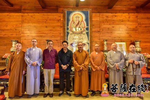 "功夫之王"李连杰一行赴峨眉山参访,礼佛