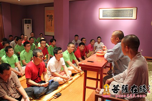 南岳佛教三德讲堂法师为游客提供佛法讲座