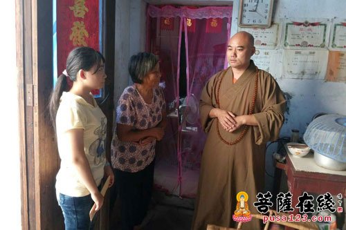 江苏泰州市姜堰区佛协会长学贤大和尚慰问贫困学生