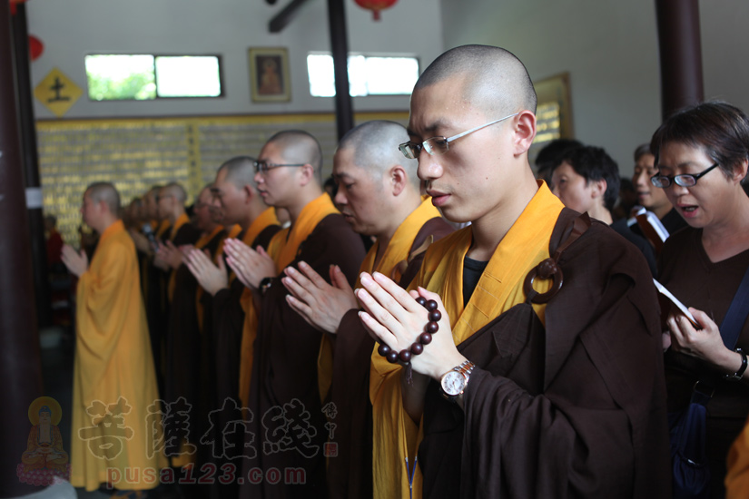 虔心供养三宝,回向现生父母(图片来源:菩萨在线 摄影:妙梵)