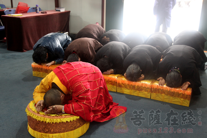 莲海法师带领两序大众虔诚礼佛(图片来源:菩萨在线 摄影:妙静)