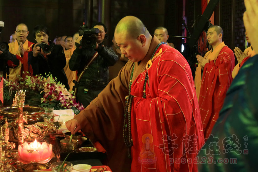 觉醒大和尚拈香(图片来源:菩萨在线 摄影:妙诗)