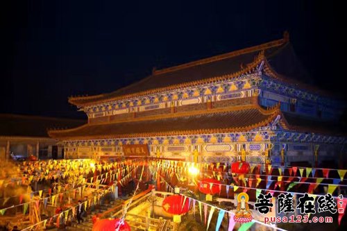 除夕夜的河南南阳玉山寺大雄宝殿