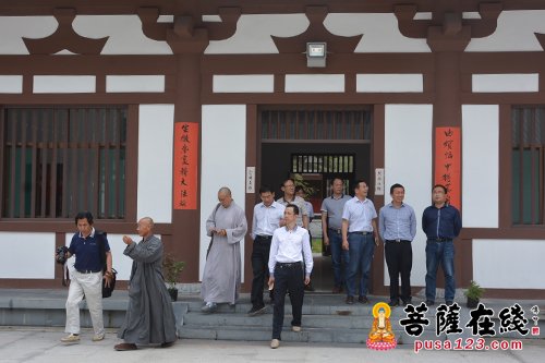 二祖寺禅堂首座衍永法师,大知客衍华法师陪同黄梅参访团参观二祖寺