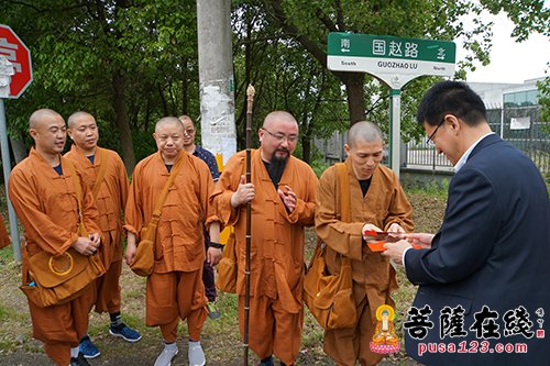 上海市佛协领导亲切看望报国寺行脚团