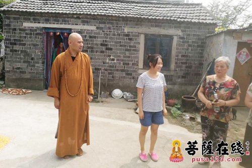 学贤大和尚带领寺院部分法师及南通等地护法居士去了泰州市姜堰区张甸