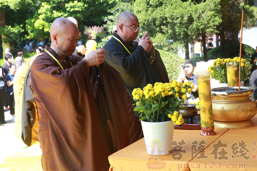 示寂回向法会上心澄法师,正慈法师拈香(图片来源:菩萨在线 摄影:妙静)