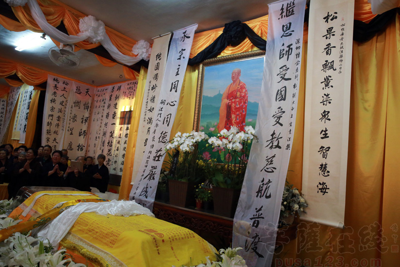 对长老圆寂表示深切悼念(图片来源:菩萨在线 摄影:妙文)