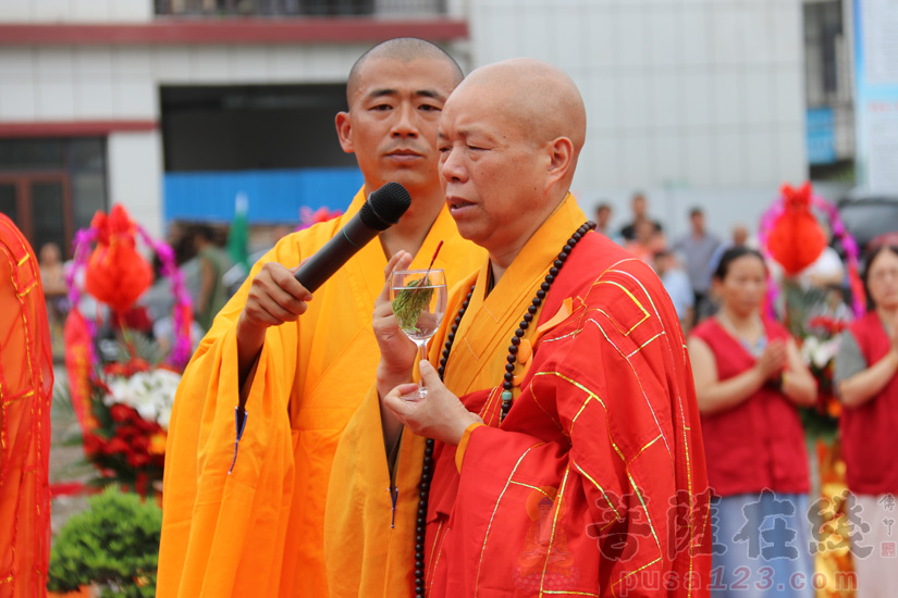 心澄大和尚说洒净法语(图片来源:菩萨在线 摄影:妙澄)