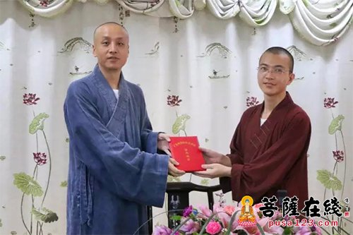 开元寺方丈,广东佛学院岭东学院院长达诠大和尚给毕业学僧颁发毕业