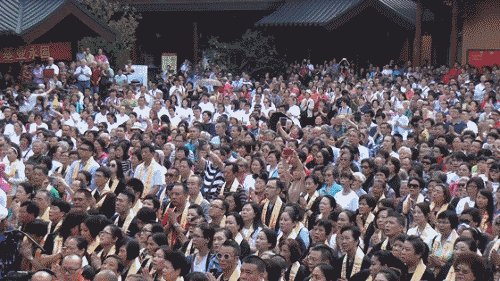               现场人山人海 秩序