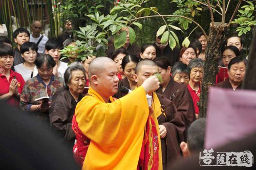 举行新供奉地藏王菩萨圣像开光仪式,法会由甘泉寺住持惟正大和尚主法