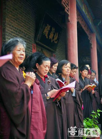 举行新供奉地藏王菩萨圣像开光仪式,法会由甘泉寺住持惟正大和尚主法