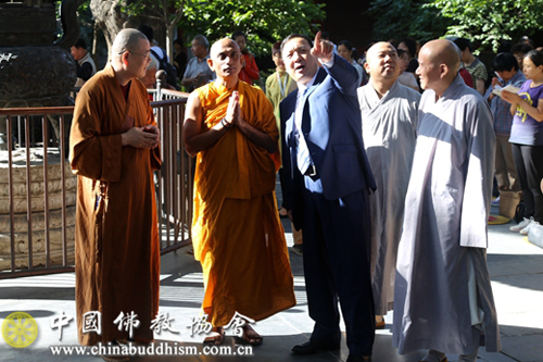 中佛协国际部王立副主任,广济寺知客德悟法师在山门前迎接,并陪同拉特