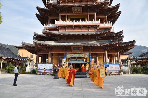 烟台合卢寺第六届药师水陆法会举行熏坛洒净仪式