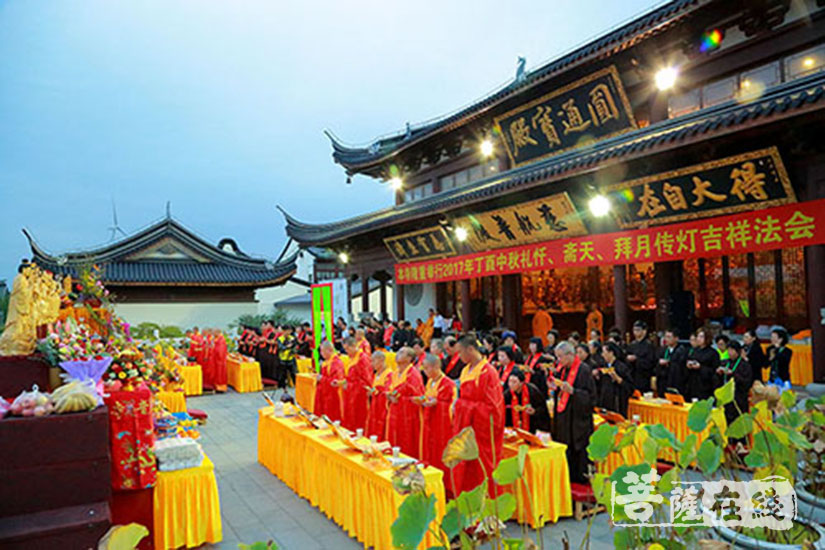 【高清图集】东海观音寺拜月传灯 日出东方前供天祈福