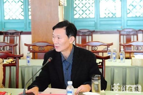 黄梅县副县长梅新阳主持会议