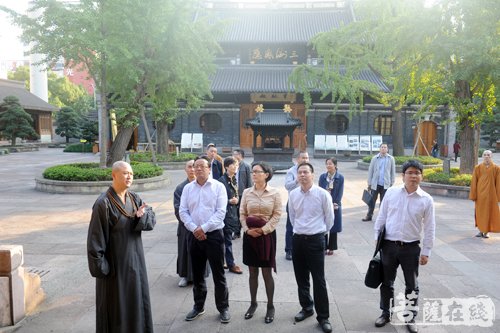 宁波市副市长卞吉安参访七塔禅寺 可祥法师陪