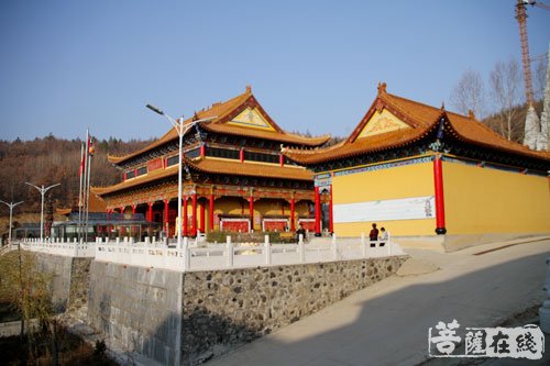 建寺缘起   黑龙江省勃利县,吉兴河水库是我国东北部旅游圣地,因它得