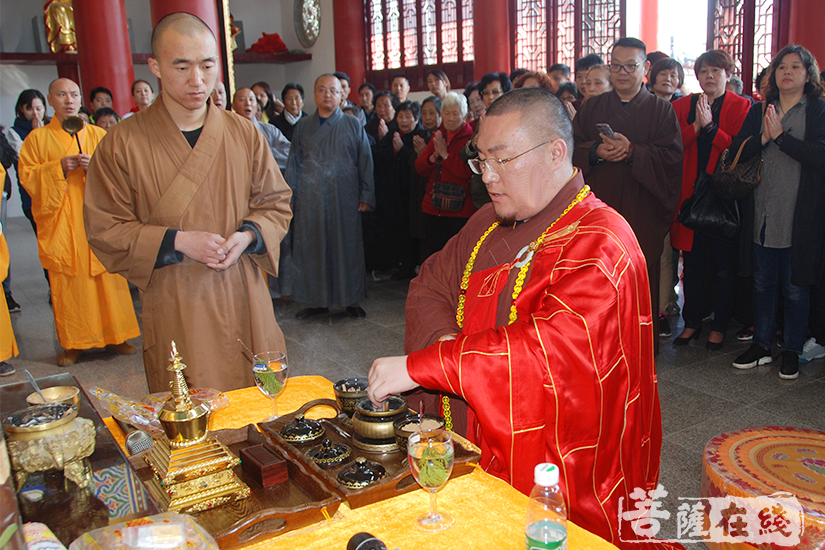 香港法华精舍堂主,马来西亚大佛寺住持法华法师拈香(图片来源:菩萨