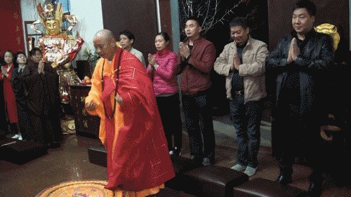 早国法师带领居士善信跪拜诸佛菩萨(图片来源:菩萨在线 摄影:妙雪)