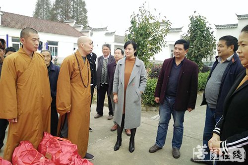 合肥市庐江县佛教协会会长开慧法师赴汤池镇中份村和凤凰村两个敬老院