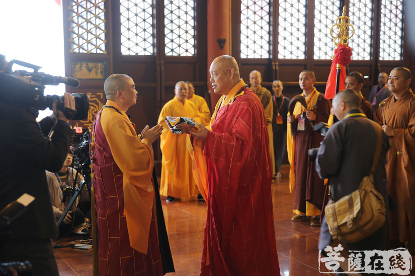 中国佛教协会副会长,浙江普济寺方丈道慈大和尚于大圆通殿送位(图片