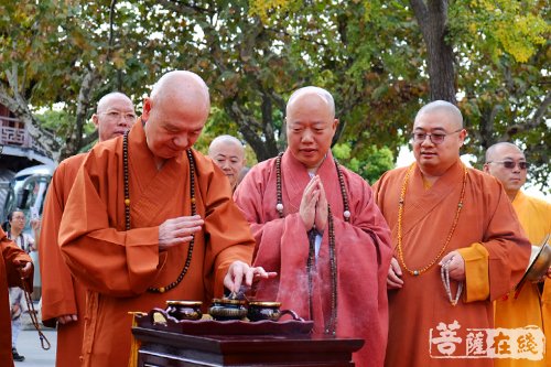 台湾了中长老一行参访上海龙华古寺