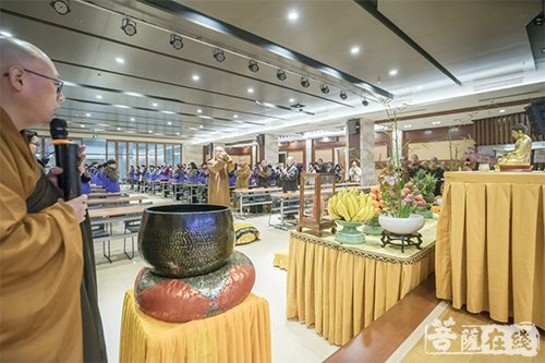 宏明法师于报恩大讲堂拈香礼佛