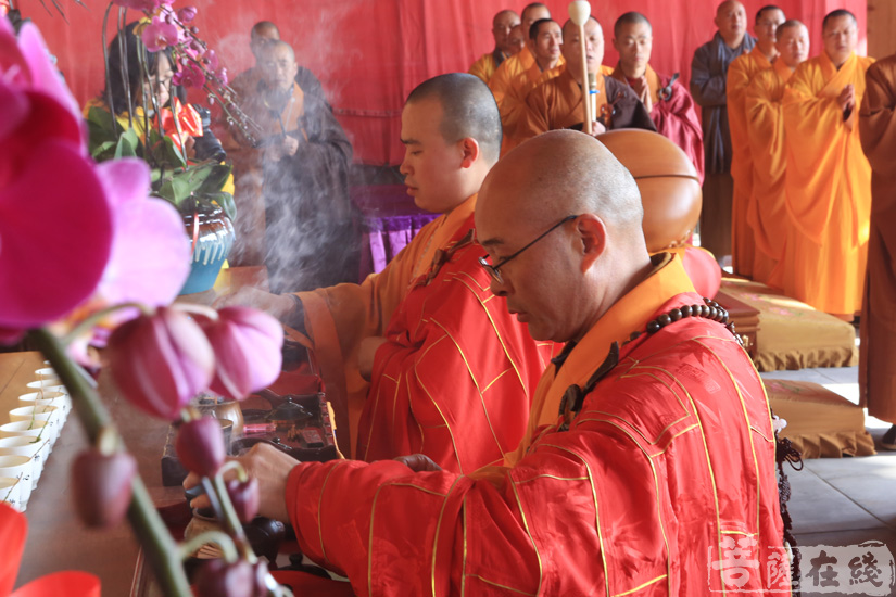 福清市佛教协会常务副会长广智法师,连江县锦山寺住待戒提法师拈香