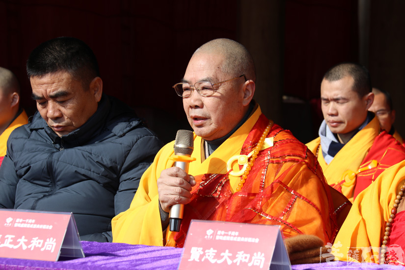 传正大和尚表示福清五峰禅寺监院定心法师恢复修建古寺不易(图片来源