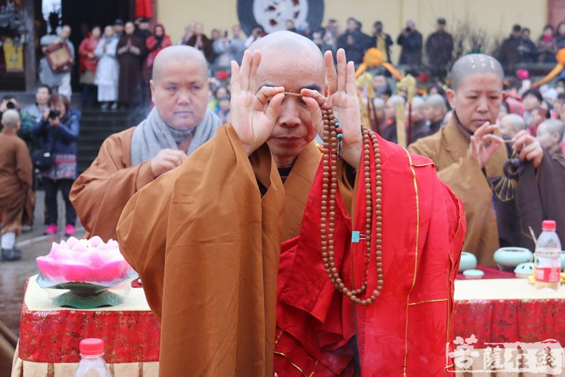 市佛教协会会长,天童禅寺方丈,慈云佛学院院长诚信法师拈香(图片来源