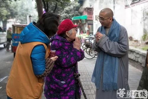 文殊院-传递佛陀慈爱 文殊院送腊八粥温暖成都