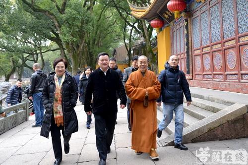 佛教-浙江省民宗委副主任陈振华一行赴普陀山慰问