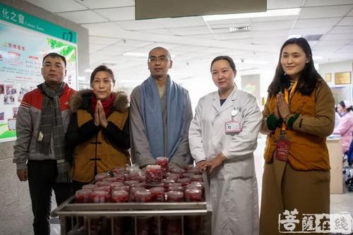 文殊院-传递佛陀慈爱 文殊院送腊八粥温暖成都