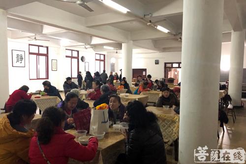 佛教-重庆龙凤寺今朝佛粥交相馈 同庆丁酉腊八节