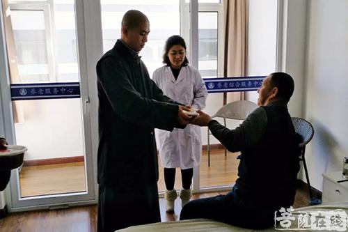 锦州北普陀寺举行施粥关怀送温暖爱心活动