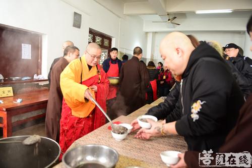 佛教-重庆龙凤寺今朝佛粥交相馈 同庆丁酉腊八节
