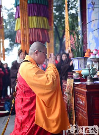 佛教-重庆龙凤寺今朝佛粥交相馈 同庆丁酉腊八节