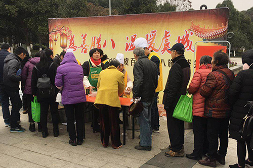 腊八节-浓浓粥香情更浓 上虞百草寺举行腊八节施粥活动