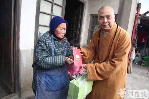慈善-情暖腊八 上海洪福寺举行施粥慈善公益活动