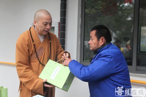 慈善-情暖腊八 上海洪福寺举行施粥慈善公益活动