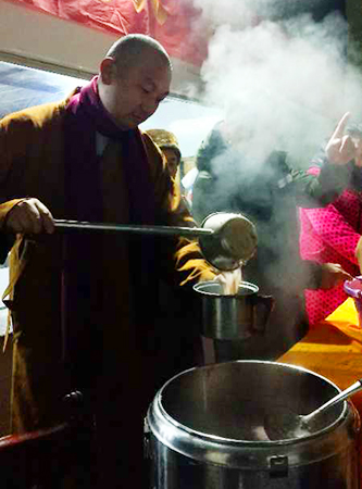 佛教-果有法师向敬老院老人赠送“腊八粥”