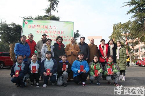 慈善-情暖腊八 上海洪福寺举行施粥慈善公益活动