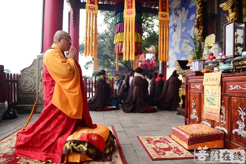佛教-重庆龙凤寺今朝佛粥交相馈 同庆丁酉腊八节